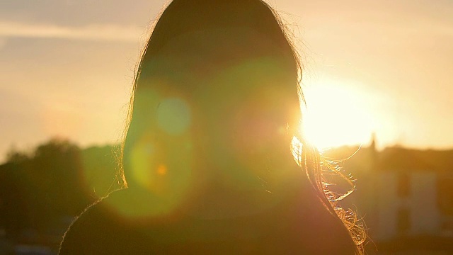 女人看日落:慢镜头镜头视频下载