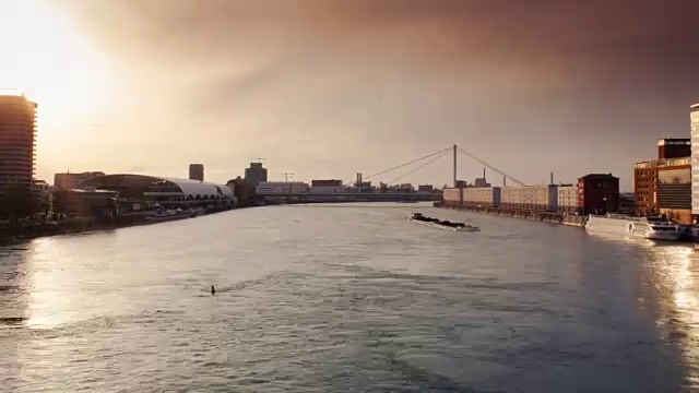 在路德维希港/曼海姆的美丽日落和莱茵河的时间流逝视频素材