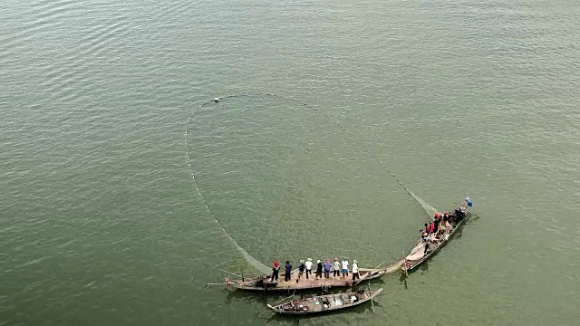 渔民们在小船上把一张大网拉出水面视频下载