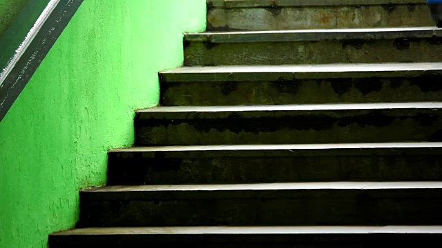 深绿色楼梯上的女人视频下载