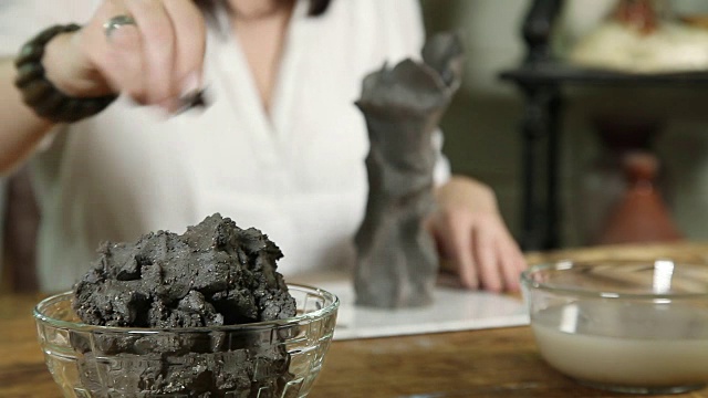 雕刻家塑造粘土视频下载