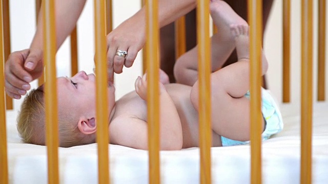 婴儿在婴儿床里哭视频素材