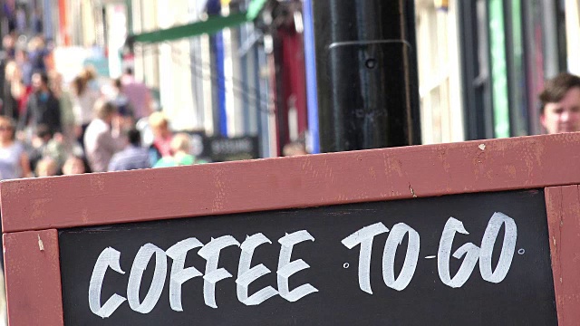 外带咖啡:人行道上的石板广告视频素材
