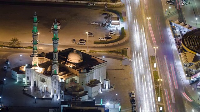 日落后从屋顶俯瞰阿吉曼的城市景观。阿吉曼是阿拉伯联合酋长国阿吉曼酋长国的首都视频下载
