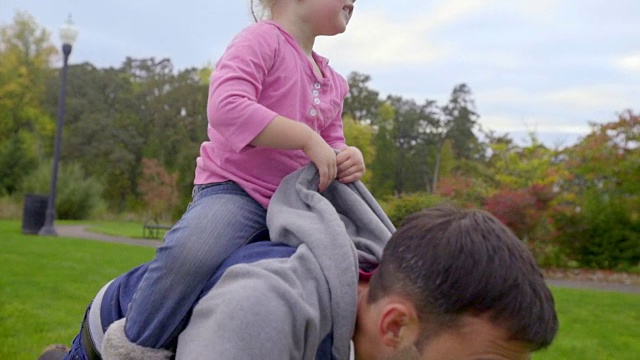 小女孩像马一样骑着爸爸视频下载