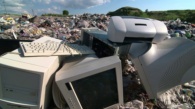 垃圾堆里的旧电脑零件视频素材