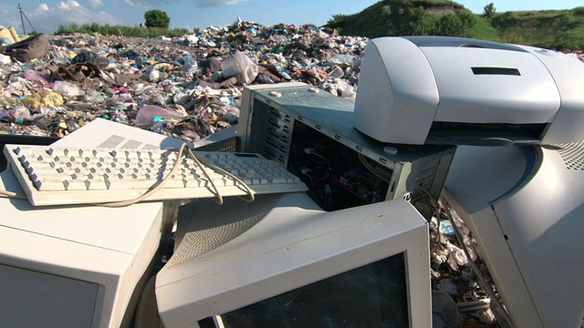 废弃的电脑废料被丢弃在垃圾场视频素材