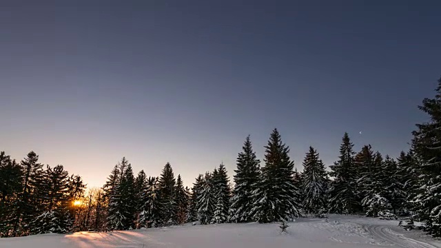 极光的时间在冬季的山上流逝视频素材
