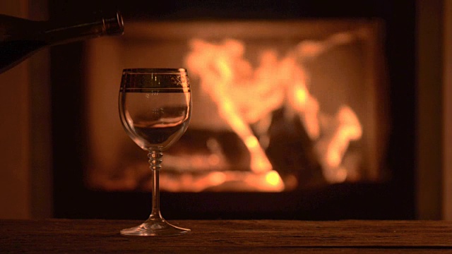 在浪漫的壁炉前倒上美味的红酒视频下载
