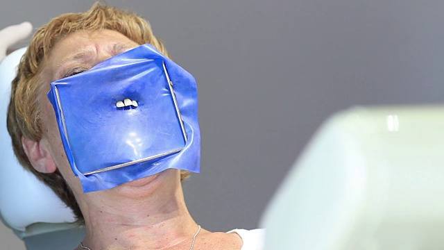 牙医设备-由医生检查女性牙齿视频下载
