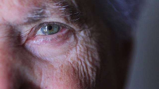 蓝眼睛的老妇人视频下载