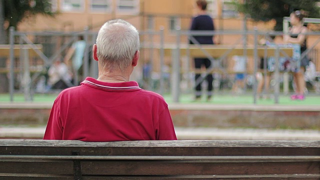 孤独悲伤的老人背对着长凳视频素材