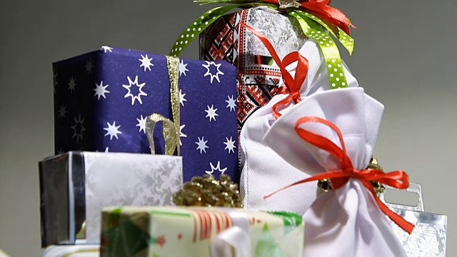 圣诞礼物和彩盒里的礼物工作室分开视频下载