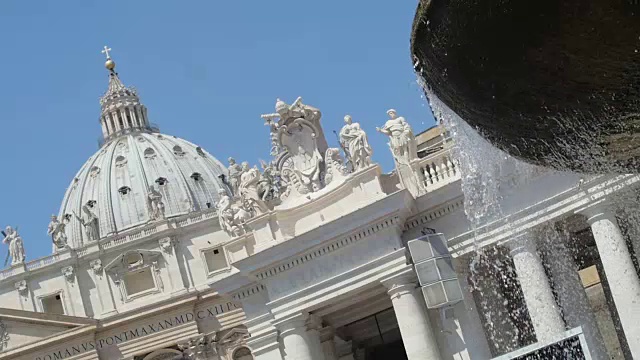 圣彼得广场。喷泉的慢镜头视频素材