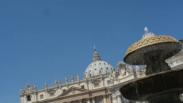 意大利梵蒂冈圣彼得广场上的喷泉视频素材