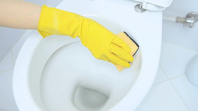 手戴黄色手套清洁厕所视频下载