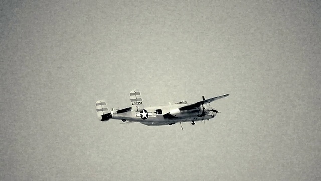 飞行中的老式轰炸机视频素材