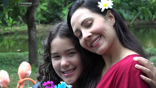 微笑的母亲和女儿在大自然视频下载
