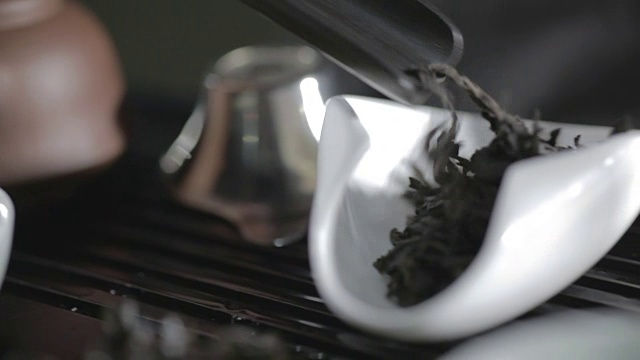 芳香的红茶叶子堆在白色的勺子上视频下载