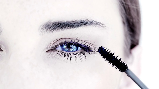 一个女人在用睫毛膏画眼睛视频素材