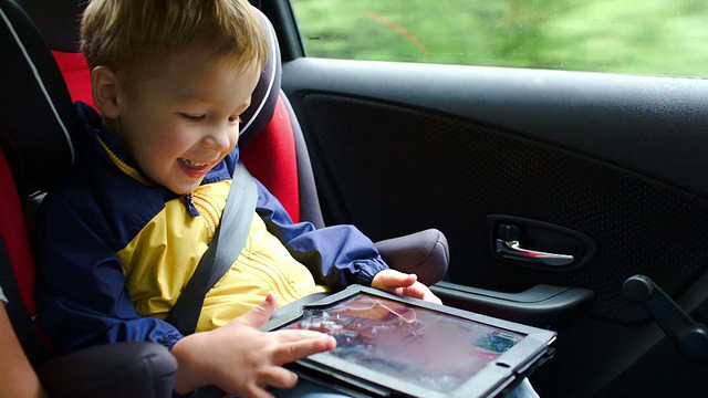 小男孩在车里玩平板电脑视频下载