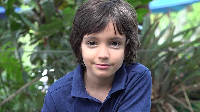 十几岁的西班牙裔男孩在大自然中微笑视频下载