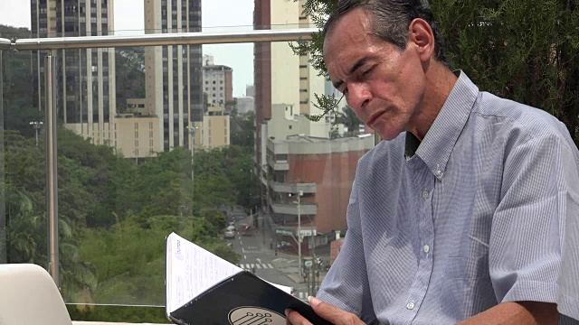 城市里的男人阅读视频素材