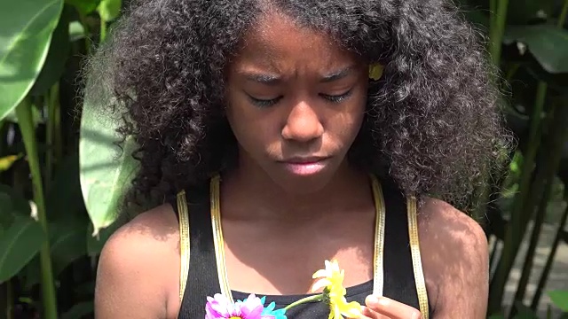 悲伤和哭泣的非洲少女视频素材