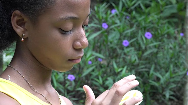 悲伤的非洲少女视频素材