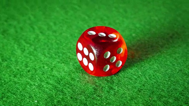 绿布背景上的红色骰子。旋转。3号。视频素材