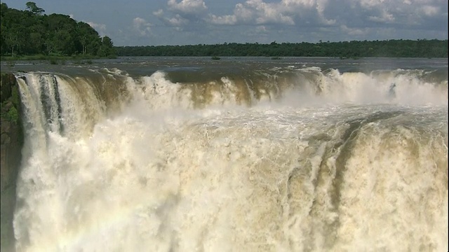 在巴西和阿根廷交界处的伊瓜苏瀑布，水流从魔鬼的喉咙处倾泻而下视频素材