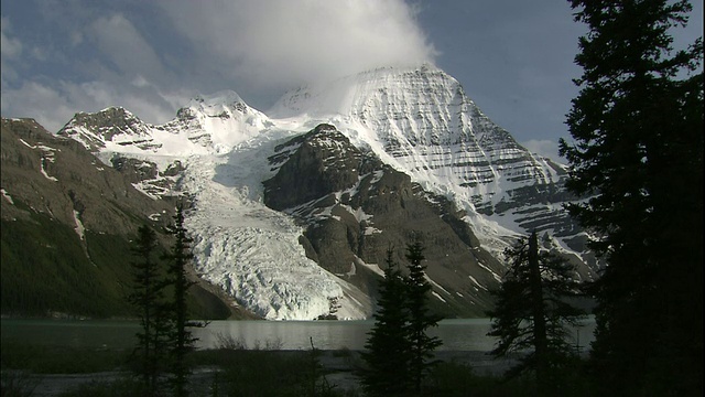 加拿大落基山脉公园，湖边的积雪覆盖的山脉视频素材