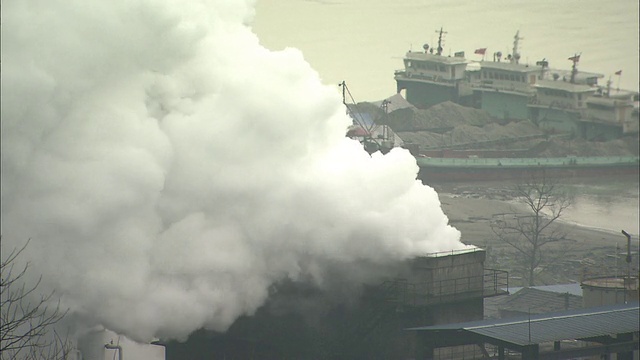 冉冉升起的烟雾。中景重庆，四川省视频素材