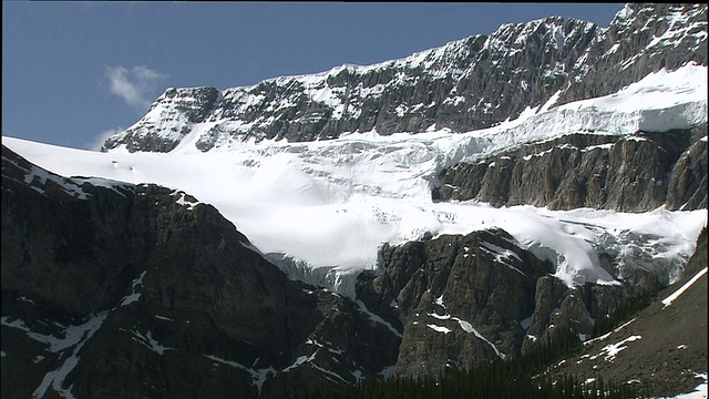 冬季积雪融化，露出裸露的岩石，加拿大落基山公园，加拿大视频素材