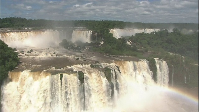 潘离开了巴西和阿根廷边界的伊瓜苏瀑布视频下载
