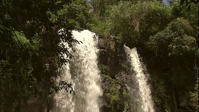 在巴西和阿根廷边界的伊瓜苏瀑布的阿拉恰瀑布上向下倾斜视频素材