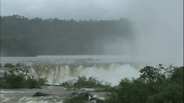水雾从巴西和阿根廷边界的伊瓜苏瀑布升起视频素材