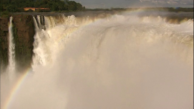 在巴西和阿根廷边境的伊瓜苏瀑布的魔鬼咽喉部分，彩虹出现在水雾中视频素材