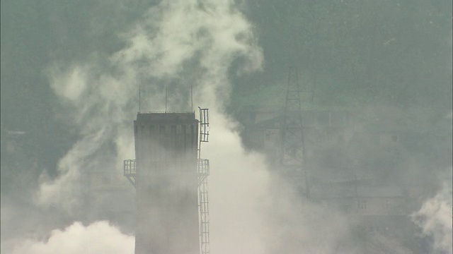 工厂的烟囱，到处都是烟。重庆、四川视频素材