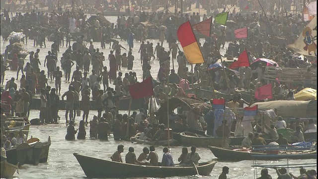 印度恒河上成群结队的大壶节朝圣者视频素材