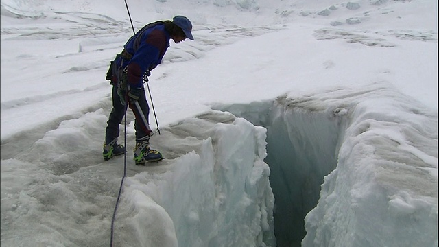 阿萨巴斯卡冰川，加拿大落基山脉公园，裂缝内部，向上倾斜，登山者窥视裂缝视频下载