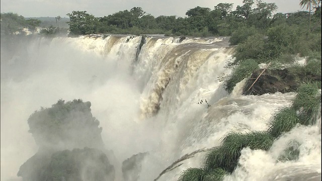 伊瓜苏瀑布的圣马丁瀑布部分，巴西和阿根廷的边界视频素材