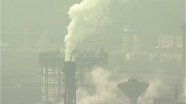 升起的烟和烟囱。中景重庆，四川省视频素材