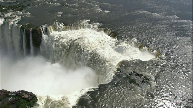 沿着伊瓜苏瀑布上游，巴西和阿根廷边界，航拍视频素材