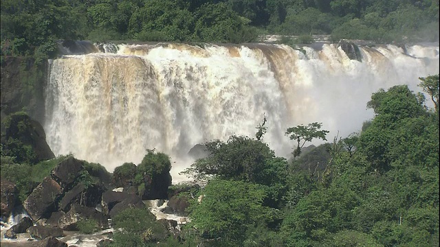 倾斜到倾泻在巴西和阿根廷边界的伊瓜苏瀑布视频素材
