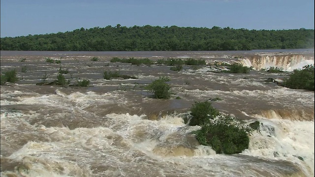 潘在巴西和阿根廷边界的伊瓜苏瀑布倾泻视频素材