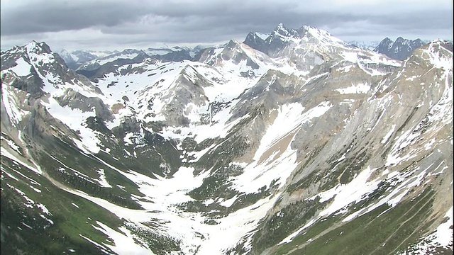 锯齿状的积雪覆盖的山脉，加拿大落基山脉公园，加拿大视频素材