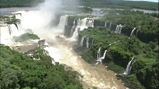 巴西和阿根廷边境的伊瓜苏瀑布，航拍视频素材