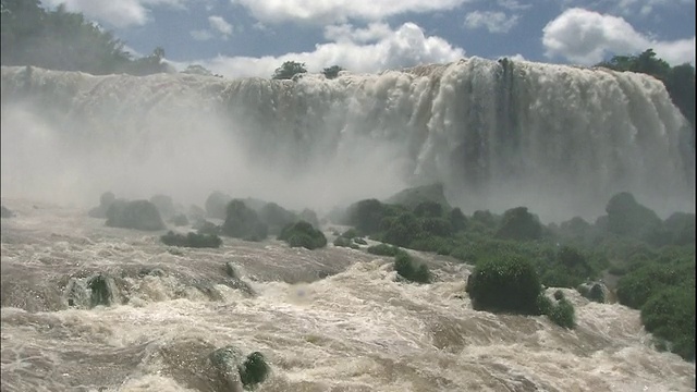 潘从伊瓜苏瀑布出发，来到巴西和阿根廷边界的迷雾中视频素材