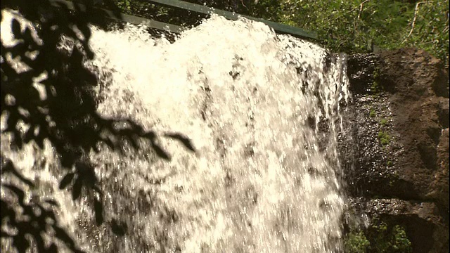 在巴西和阿根廷边界的伊瓜苏瀑布的阿拉恰瀑布上向下倾斜视频素材